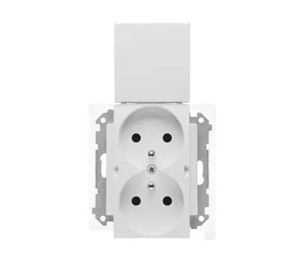 Simon55 Gniazdo wtyczk. Podw. z/uszcz. biały mat